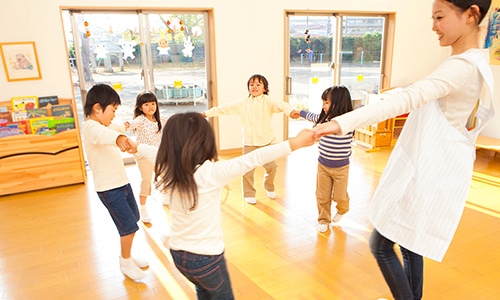 健やかな時間を過ごす園児の様子